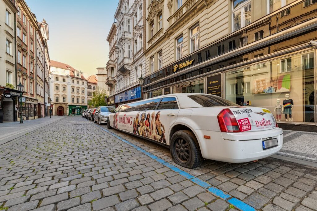 Limo Queens NY: 7 Unbeatable Luxury Rides for Every Event! 3 Limo Queens NY